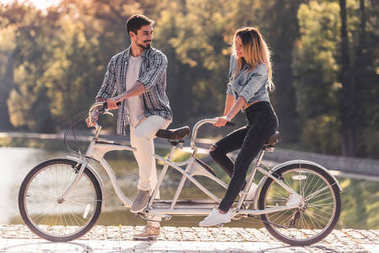 夫婦用一輛串聯(lián)自行車照片