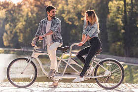 夫妇用一辆串联自行车照片