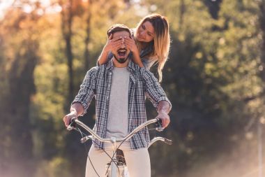 夫妇用一辆串联自行车图片 夫妇用一辆串联自行车图片