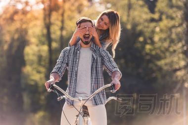 夫婦用一輛串聯(lián)自行車圖片