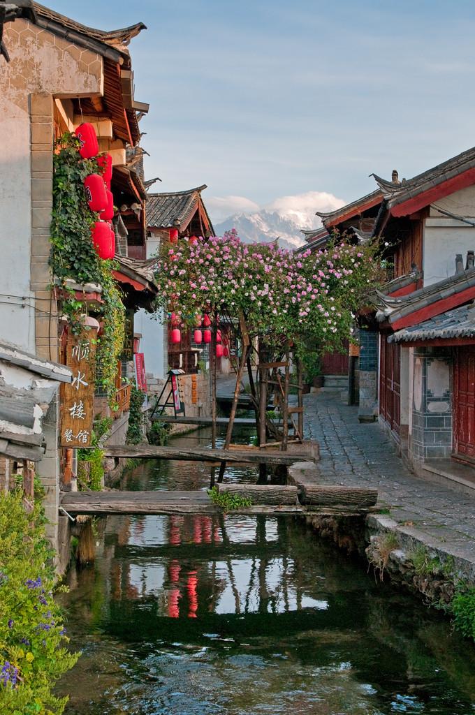 丽江旧镇云南，中国的街照片