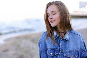 迷人的微笑，相机，站在摆姿势的漂亮女孩