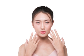 女性美人亚洲面孔肖像在白色与健康皮肤隔绝