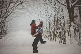 情侣在公园里散步图片