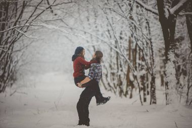 情侣在公园里散步图片