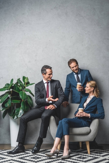 同事在辦公室交談