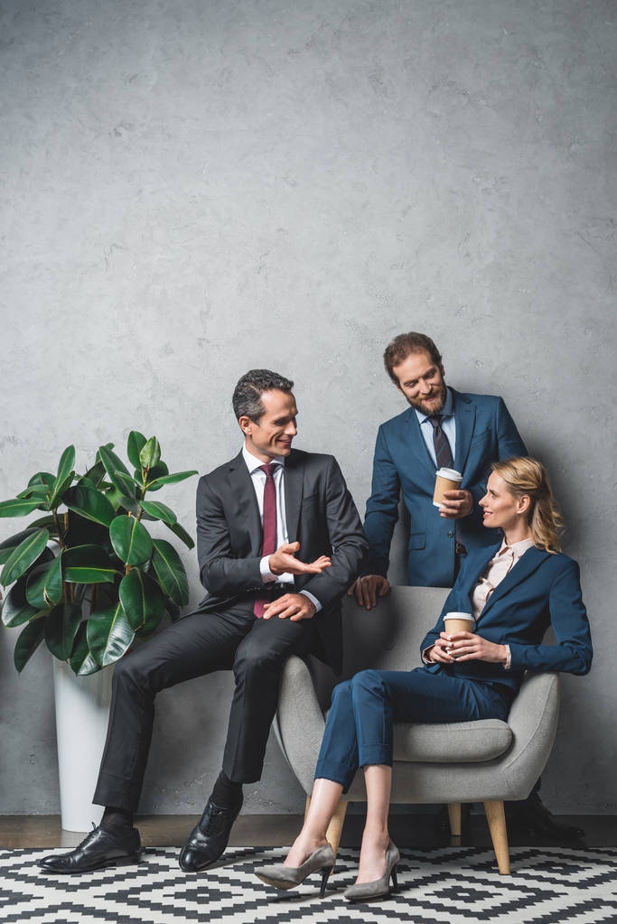 同事在办公室交谈 同事在办公室交谈