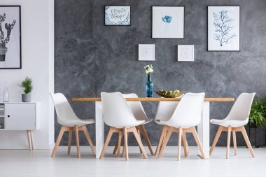 饭厅与白色橱柜