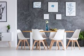 饭厅与白色橱柜