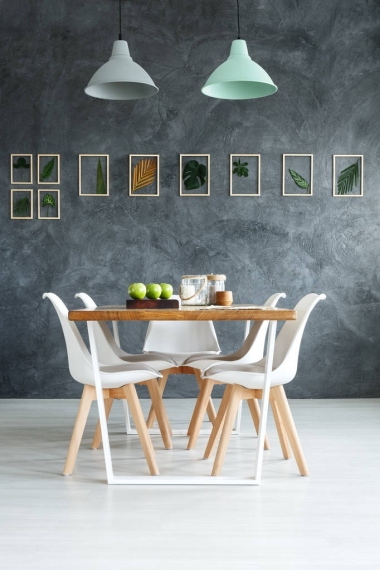 房間與灰色斑駁的墻圖片