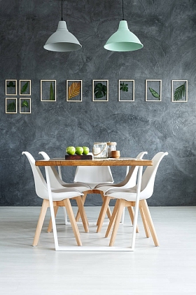 房间与灰色斑驳的墙图片