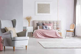 宽敞的室内光线柔和的卧室照片