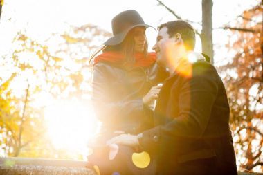 美丽的 gourgeous 夫妇在公园