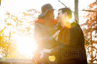 美麗的 gourgeous 夫婦在公園