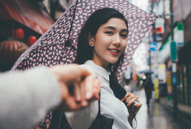 美麗的日本女孩在東京漫步。關(guān)于青少年的概念