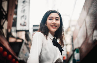 美麗的日本女孩在東京漫步。關于青少年的概念