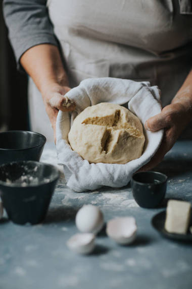 女人和面团一起工作.图片