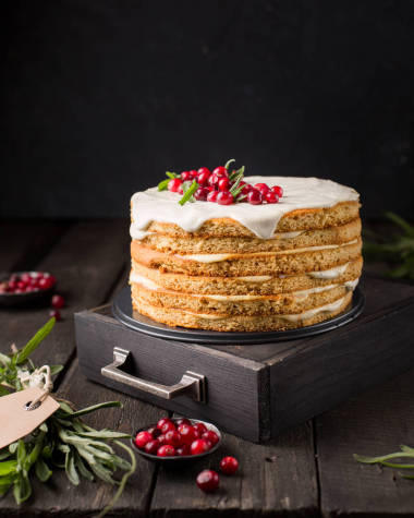 蜂蜜堅果姜和胡蘿卜蛋糕裝飾與蔓越莓和迷迭香