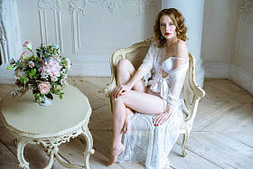 优雅的白色长袍的性感美女图片