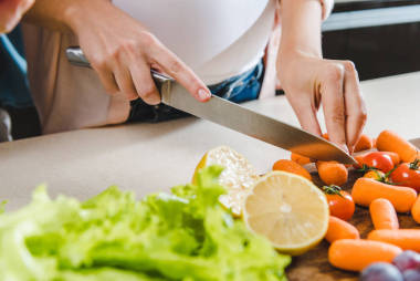 切片胡蘿卜的女人