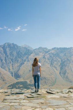 背包徒步旅行的登山者在山頂上有一個(gè)年輕的女人, 一個(gè)女孩。健康積極的生活方式。冒險(xiǎn)在自然