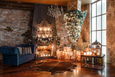 另一棵樹倒掛在天花板上。冬季家居裝飾。現(xiàn)代閣樓內(nèi)有壁爐和磚墻