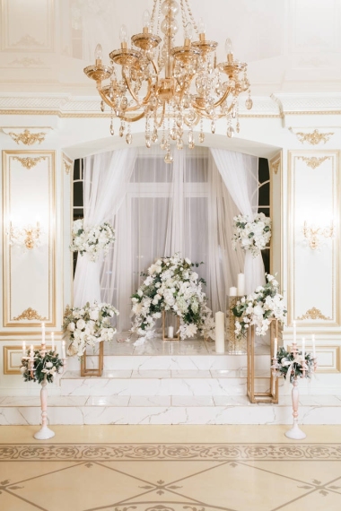 圣誕晚會帶白色樓梯的經(jīng)典公寓