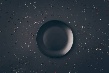 灰表上黑板的頂部視圖圖片