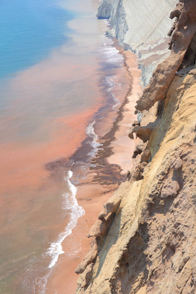 霍尔木兹海峡的红海水图片