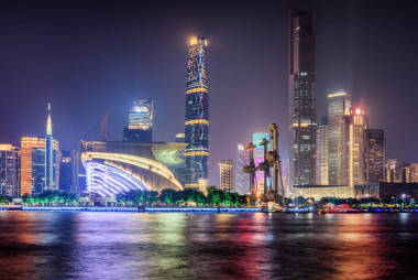 摩天大樓和珠江的夜景。廣州地平線