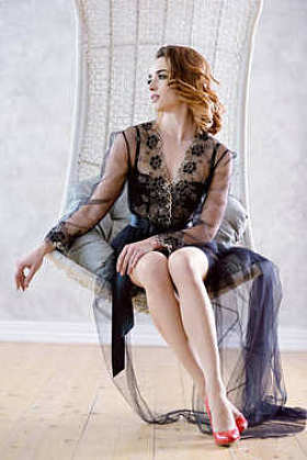 优雅的黑色长袍美丽性感的女士