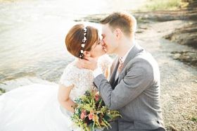 优雅温柔时尚新郎和新娘用石头河附近。婚礼热恋中的情侣
