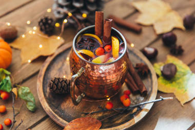 一杯辛辣的茴香茶和肉桂。秋季作文