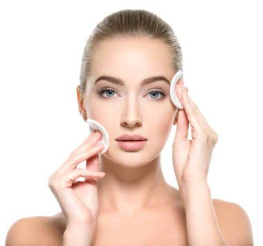  女孩卸妝 l 從面孔。年輕婦女用棉簽擦拭化妝品中的皮膚。護(hù)膚理念