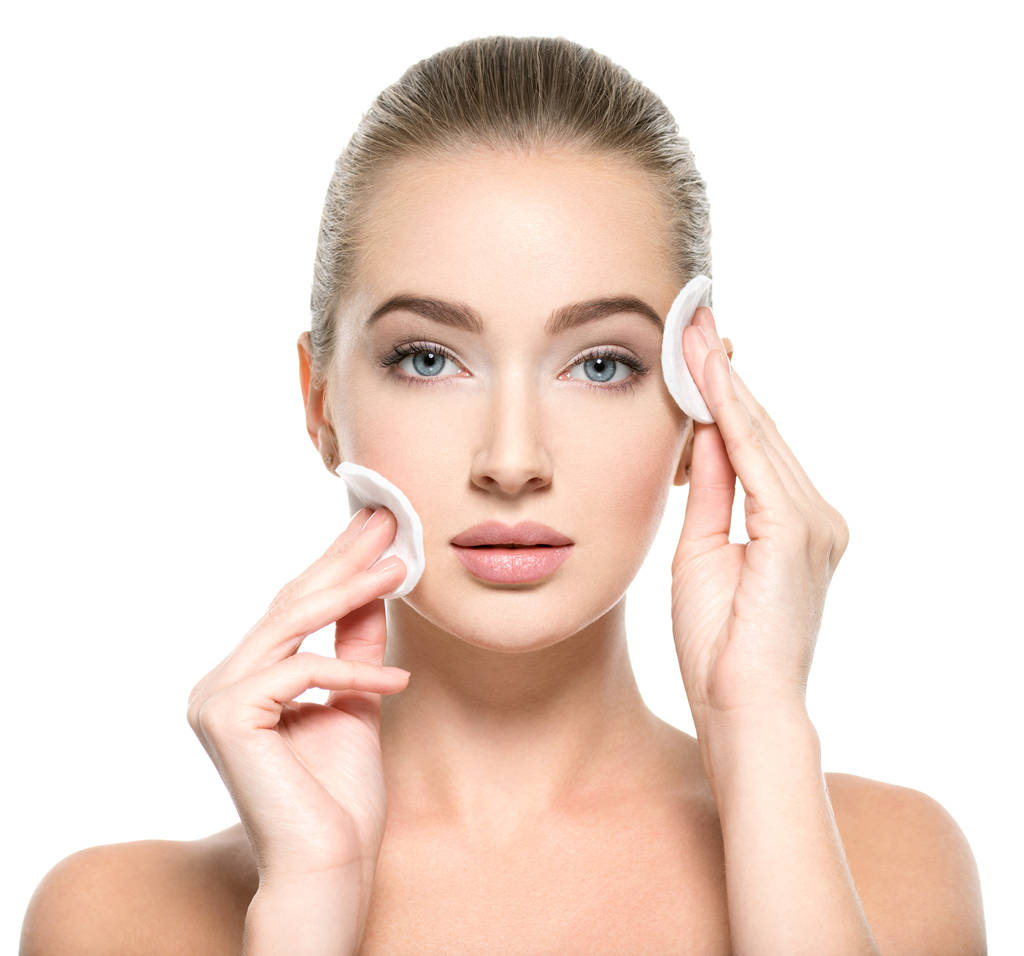 女孩卸妆 l 从面孔。年轻妇女用棉签擦拭化妆品中的皮肤。护肤理念  女孩卸妆 l 从面孔。年轻妇女用棉签擦拭化妆品中的皮肤。护肤理念