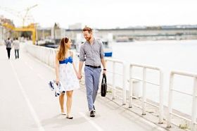 幸福的情侣户外散步