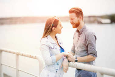 幸福的情侣户外散步图片