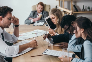 疲憊的僵尸像商人在辦公室交談