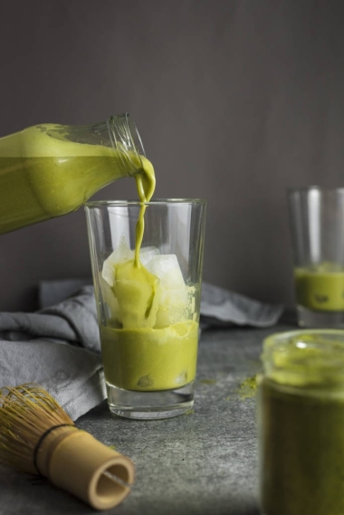 從玻璃瓶中倒入綠色抹茶