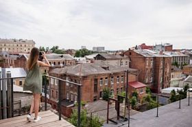 城市景观妇女拍摄屋顶概念