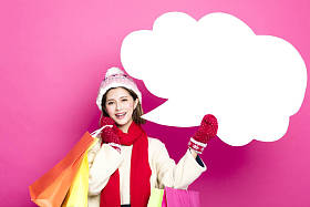 愉快的妇女与购物袋和对话标志