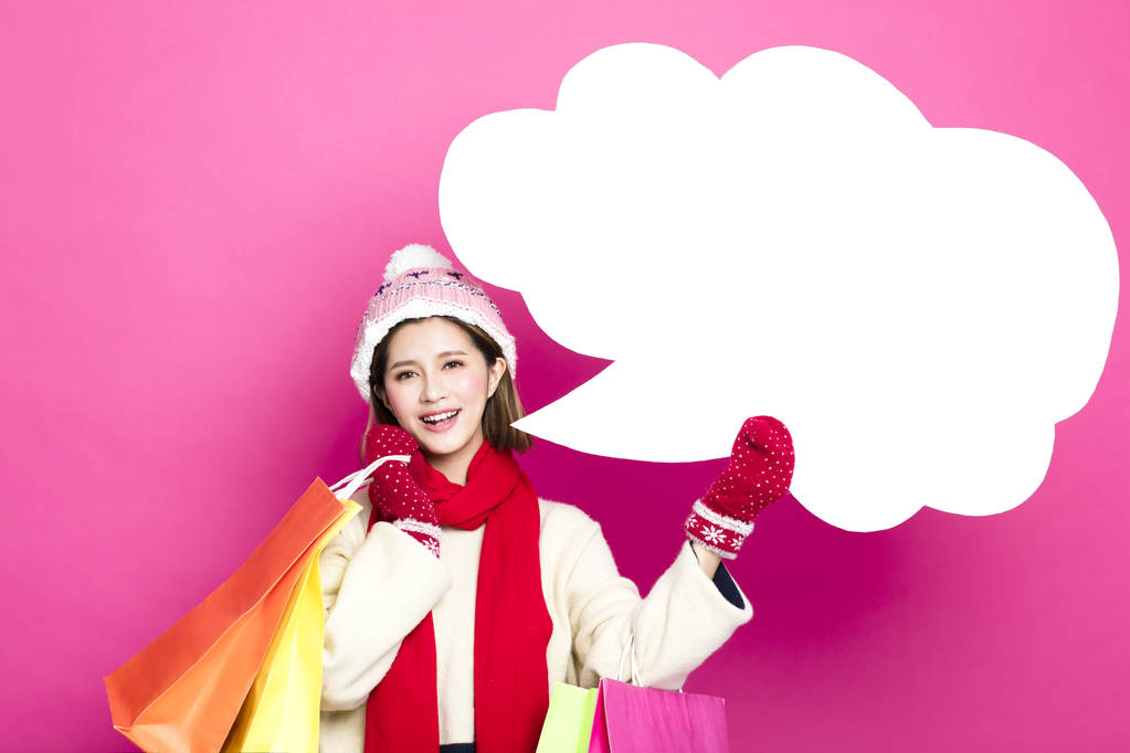 愉快的妇女与购物袋和对话标志