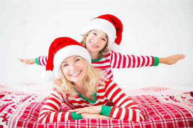 幸福的家庭，在圣诞节前夕图片