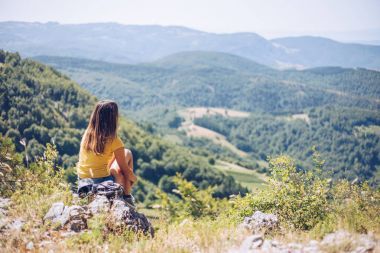 山中的年輕快樂(lè)女人