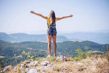 山中的年輕快樂女人圖片