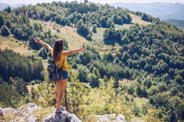 山中的年輕快樂(lè)女人