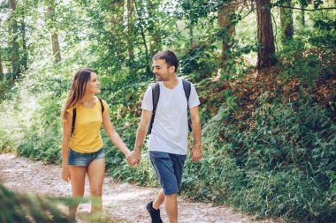 年輕愛夫婦在森林