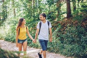 年轻爱夫妇在森林