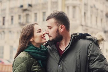 一對年輕的情侶在城市的街道上。浪漫情侶在秋城漫步