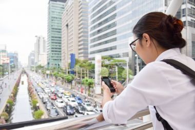 中國婦女使用智能手機.照片